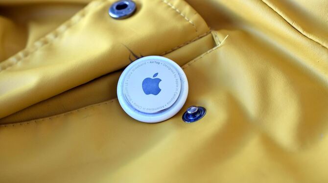 Ein glänzendes Stück Tracking-Technik ist der Apple AirTag. Klein genug, um in jeder Jackentasche spurlis zu verschwinden.