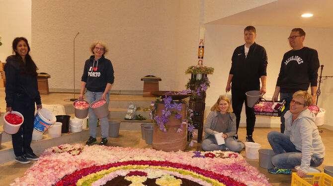 Diese jungen Leute haben im vergangenen Jahr in der Bonifatiuskirche einen Blumenteppich zum Feiertag Fronleichnam gelegt. Das t