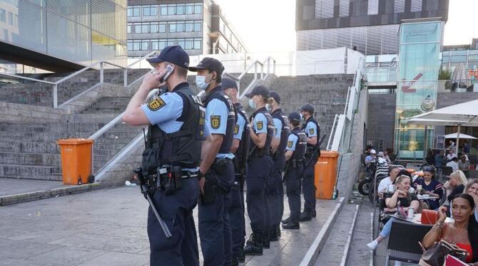 Einsatzkräfte der Polizei stehen an der geräumten Freitreppe