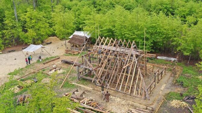 Mehrere Handwerker arbeiten an einer Scheune am »Campus Galli« Mehrere Handwerker arbeiten an einer Scheune am »Campus Galli«