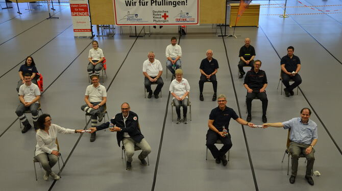 Dank an die ehrenamtlichen Helferinnen und Helfer mit coronakonformem Abstand: der stellvertretende Bürgermeister Martin Fink (1 Dank an die ehrenamtlichen Helferinnen und Helfer mit coronakonformem Abstand: der stellvertretende Bürgermeister Martin Fink (1