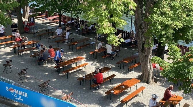 Ersten Gäste sitzen bereits im Biergarten vom Neckarmüller  in Tübingen und genießen wieder gezapftes Bier.