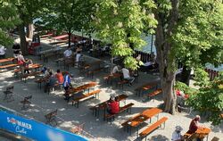 Ersten Gäste sitzen bereits im Biergarten vom Neckarmüller  in Tübingen und genießen wieder gezapftes Bier.