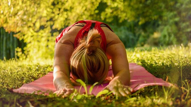 Yoga im Freien gehört zum Sommerprogramm der VHS Pfullingen.  FOTO: PIXABAY