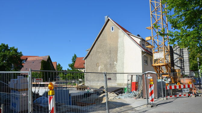 Aus Alt mach Neu heißt es jetzt auch in der Schlossstraße, wo seit einigen Wochen ein neues Mehrfamilienhaus entsteht.