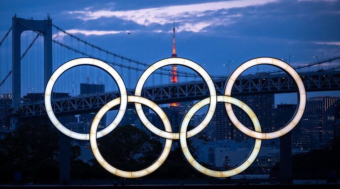 Noch sind die Olympischen Ringe ein begehrtes Motiv, auch wenn Tokio lediglich Fernsehspiele erleben wird.  FOTO: KOMAE/DPA