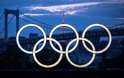 Noch sind die Olympischen Ringe ein begehrtes Motiv, auch wenn Tokio lediglich Fernsehspiele erleben wird.  FOTO: KOMAE/DPA