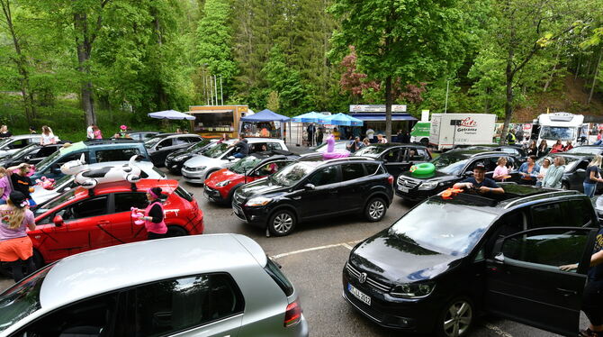 Die Hälfte der Gäste kam wie beim Drive-in-Kino-Besuch mit dem Auto zur Malle-Party nach Münsingen.
