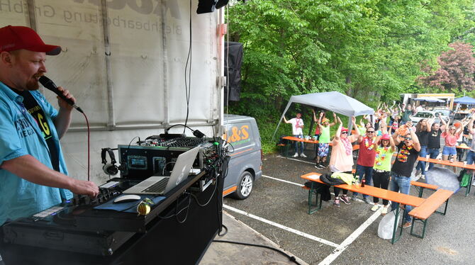 DJ Brause heizt den Feierwütigen auf dem Freibad-Parkplatz in Münsingen ein.