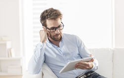 Dank Chatbot Corey kann man sich auch auf dem Sofa informieren.  FOTO: ADOBE STOCK