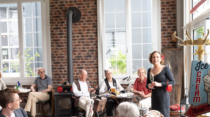 Stilecht präsentiert: Sandra Hellmuth begrüßt die Fans beim Krimi-Hörspiel nach der Corona-Zwangspause. FOTO: EBER Stilecht präsentiert: Sandra Hellmuth begrüßt die Fans beim Krimi-Hörspiel nach der Corona-Zwangspause. FOTO: EBER