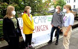 Natasha Winkel (17), Johanna Oehrle (14), Paco Schatz (17) und Andrea Götzen (14) – von links – setzen sich zusammen mit weiter