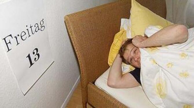 Jetzt nur nicht mit dem falschen Fuß aufstehen. Oder handelt es sich doch um einen ganz gewöhnlichen Tag? FOTO: NIETHAMMER