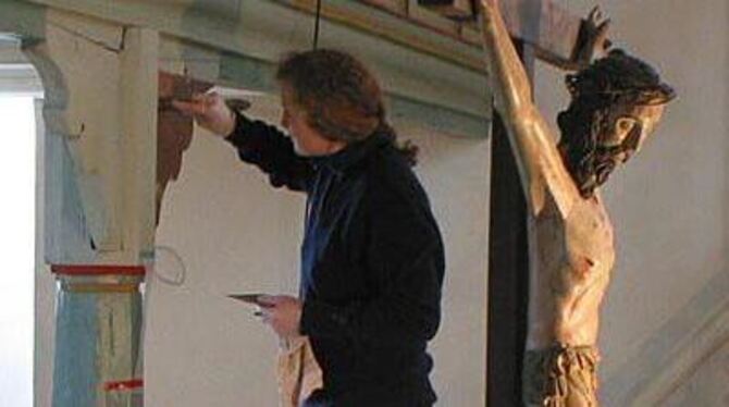 Restauratorinnen und Handwerker legen letzte Hand an: Die Kleinengstinger Blasiuskirche hat jetzt ein helleres und freundlichere