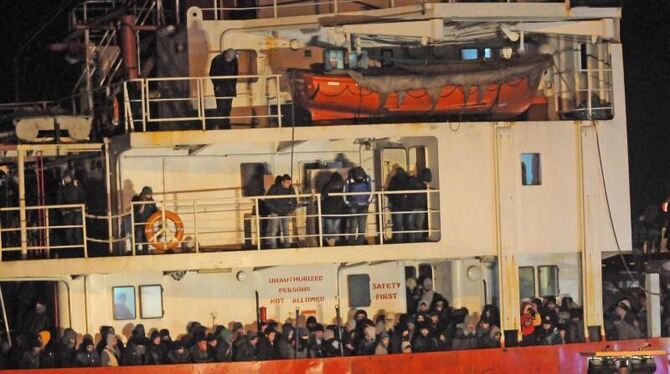Das Schiff »Blue Sky M« mit 768 Migranten an Bord war in der Nacht zum Mittwoch auf die Küste der Region Apulien zugesteuert.