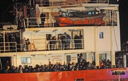 Das Schiff «Blue Sky M» mit 768 Migranten an Bord war in der Nacht zum Mittwoch auf die Küste der Region Apulien zugesteuert.