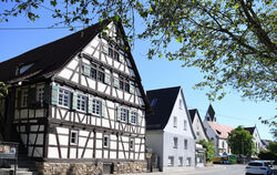 Die zwei Seiten von Betzingen: Dörflich der Charakter im Ortskern (links das Museum), städtisches Ambiente dagegen draußen im In