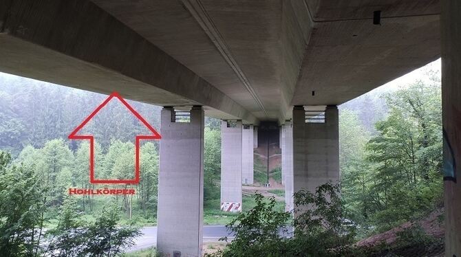 Brückenhohlraum In einem Hohlraum dieser Brücke fand die Party statt.