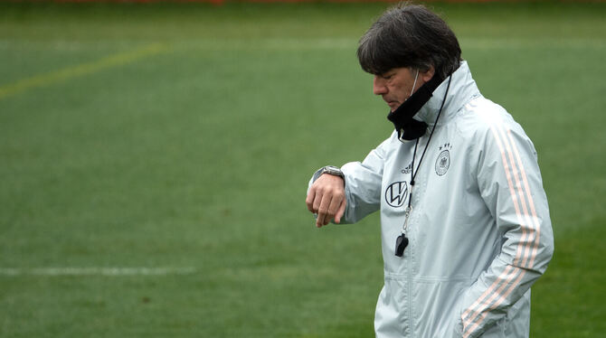 Nicht mehr viel Zeit, ehe das erste Spiel gegen Frankreich ansteht: Bundestrainer Joachim Löw. FOTO: GAMBARINI/DPA