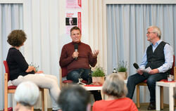 Curevac-Gründer Ingmar Hoerr im Gespräch mit Claudia Guggemos und Bernhard Bosold (rechts).  FOTO: PIETH