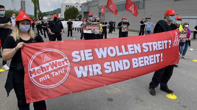 Beschäftigte der Daimler-Niederlassung in Pfullingen während der gestrigen Warnstreikkundgebung. Beschäftigte der Daimler-Niederlassung in Pfullingen während der gestrigen Warnstreikkundgebung.