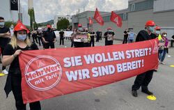 Beschäftigte der Daimler-Niederlassung in Pfullingen während der gestrigen Warnstreikkundgebung.