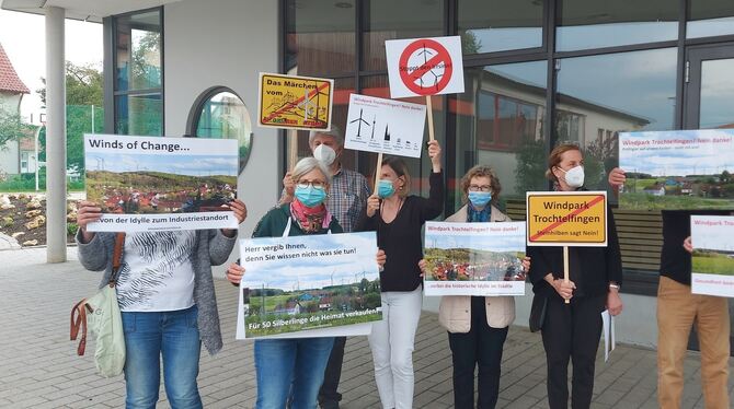 Vor der Sitzung  des Gemeinderats Trochtelfingen demonstrieren Mitglieder der Bürgerinitiative Gegenwind Steinhilben gegen den B