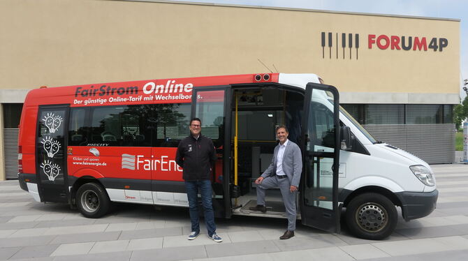 Bernd Kugel vom RSV und Bürgermeister Christof Dold zeigen den neuen E-Bus. FOTO: KLEIN