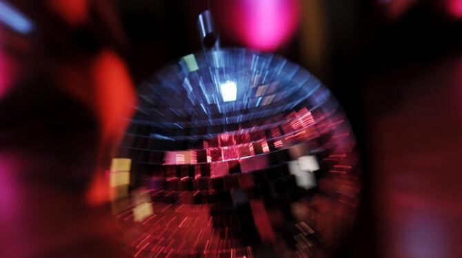 Scheinwerferlicht spiegelt sich in einer Discokugel Scheinwerferlicht spiegelt sich in einer Discokugel