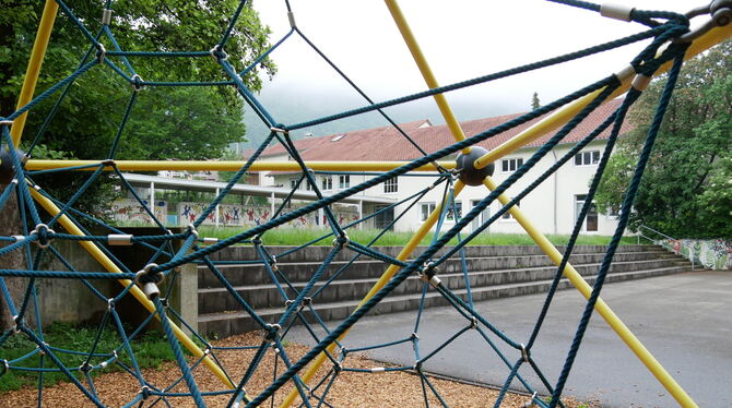 Das Klettergerüst bei der Grundschule Glems (im Hintergrund) sieht ganz schön verzwackt aus. Was die Schule und den darunterlieg
