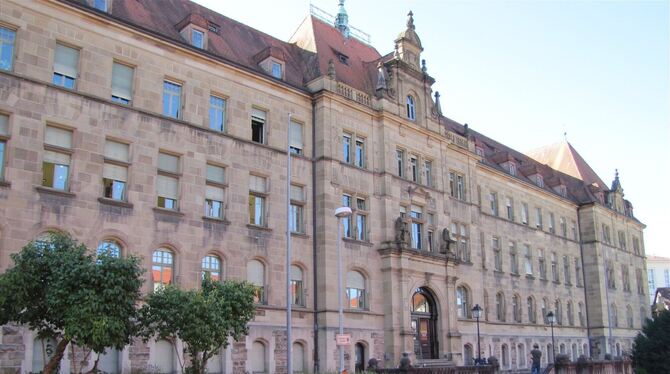 Vor dem Landgericht Tübingen muss sich ein 38-Jähriger wegen Brandstiftung und versuchten Mordes verantworten.   FOTO: MÜLLER
