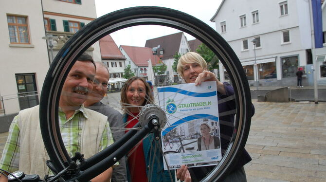 Wie im Sommer 2015 (Archivbild mit Erster Bürgermeisterin Jacqueline Lohde und Stadtradeln-Koordinator Wolfgang Zimmermann, rech