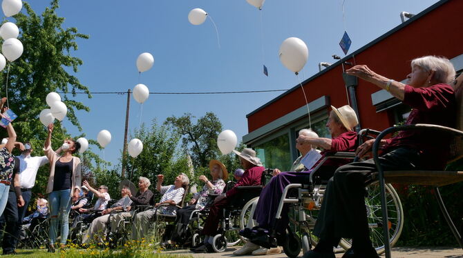 Im Garten des Seniorenzentrums in der Stuttgarter Straße in Walddorfhäslach sorgte die Ballon-Aktion der Bruderhaus-Diakonie für