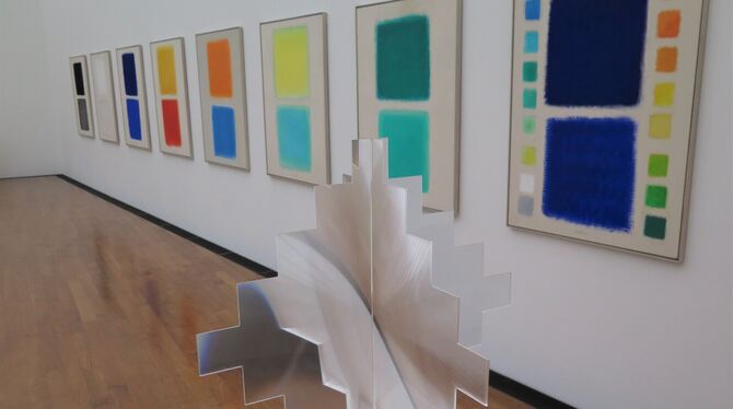 Im Hintergrund: »Farb-Oktett (Hommage à Goethe; Chromatische Konstellation)« von Heinz Mack. Vorn eine Arbeit des Künstlers ohne