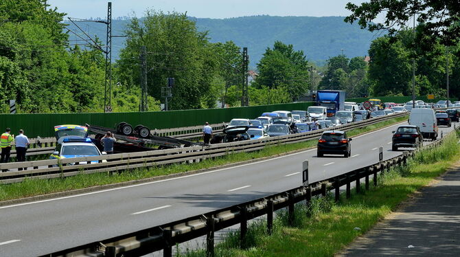 In Fahrtrichtung Tübingen blockiert der umgekippte Anhänger den Verkehr auf der B28.