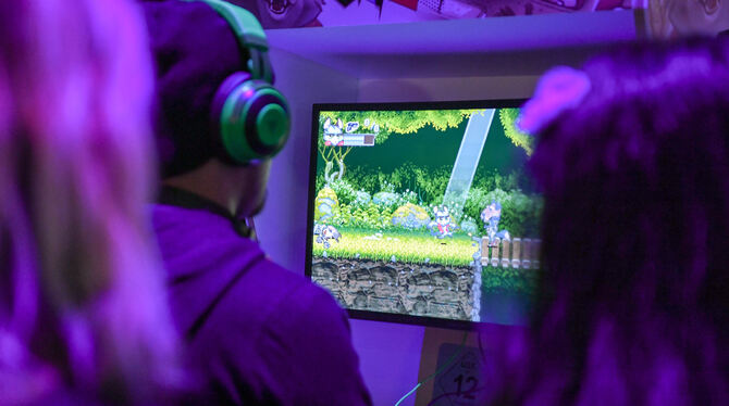 Computerspiele können die Hirnleistung verbessern, sagen Tübinger Neurowissenschaftler.  FOTO: JENS KALAENE/DPA