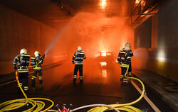 Schwerstarbeit hatte die Feuerwehr bei der Tunnelbrandbekämpfung zu leisten – auch wenn’s eine Übung war. FOTOS: PIETH