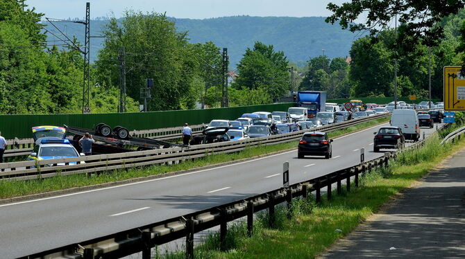 Auf der B 28 beim Gaskessel in Fahrtrichtung Tübingen ist ein Anhänger umgekippt, der mit einem Auto beladen war. Der Rückstau