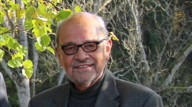 Der frühere Schulleiter des Bad Uracher Graf-Eberhard-Gymnasiums Jörg Diether Schu-macher ist gestorben.archivFoto: dewald Der frühere Schulleiter des Bad Uracher Graf-Eberhard-Gymnasiums Jörg Diether Schu-macher ist gestorben.archivFoto: dewald