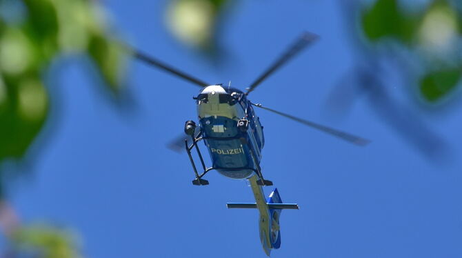 Dieser Polizeihubschrauber kreist über Mössingen-Belsen und sucht eine vermisste Person.
