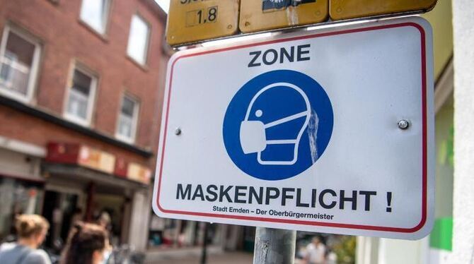 Maskenpflicht Schildhinweis auf die Maskenpflicht.