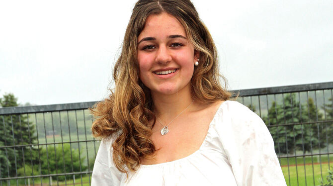 Amelia Graziano ist seit ihrem 15. Lebensjahr Schriftführerin beim TSV Undingen. Sie hilft gerne, sagt sie.  FOTO: LEIPPERT