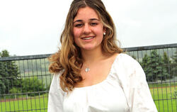 Amelia Graziano ist seit ihrem 15. Lebensjahr Schriftführerin beim TSV Undingen. Sie hilft gerne, sagt sie.  FOTO: LEIPPERT 