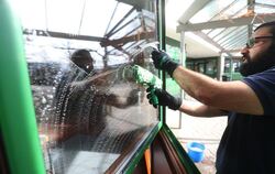 Die professionelle Glasreinigung steht in Metzingen auch auf dem Stundenplan. FOTOS: GEWERBLICHE SCHULE METZINGEN