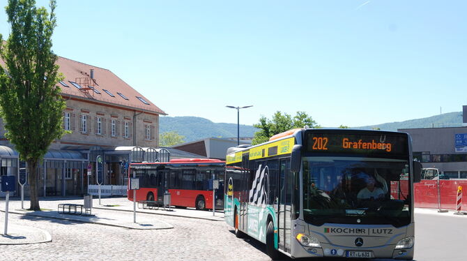 Ein Kocher-&-Lutz-Bus startet am Metzinger Bahnhof Richtung Grafenberg. FOTO: PFISTERER Ein Kocher-&-Lutz-Bus startet am Metzinger Bahnhof Richtung Grafenberg. FOTO: PFISTERER
