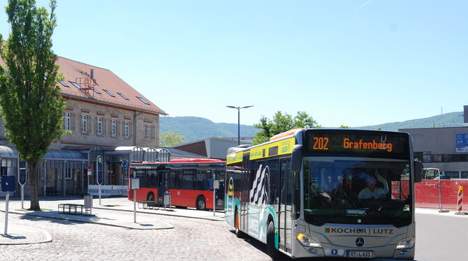 Ein Kocher-&-Lutz-Bus startet am Metzinger Bahnhof Richtung Grafenberg.  FOTO: PFISTERER