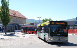 Ein Kocher-&-Lutz-Bus startet am Metzinger Bahnhof Richtung Grafenberg.  FOTO: PFISTERER