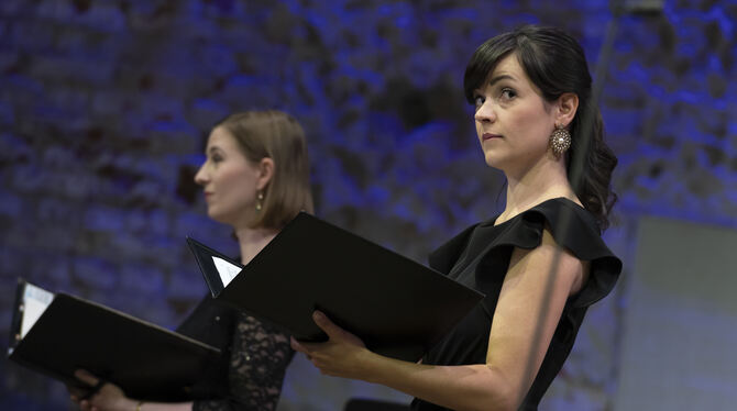 Die Sopranistinnen Anja Scherg (links) und Elisabeth Breuer in einer Szene aus Henry Purcells »Fairy Queen«.  FOTO: SCHNEIDER