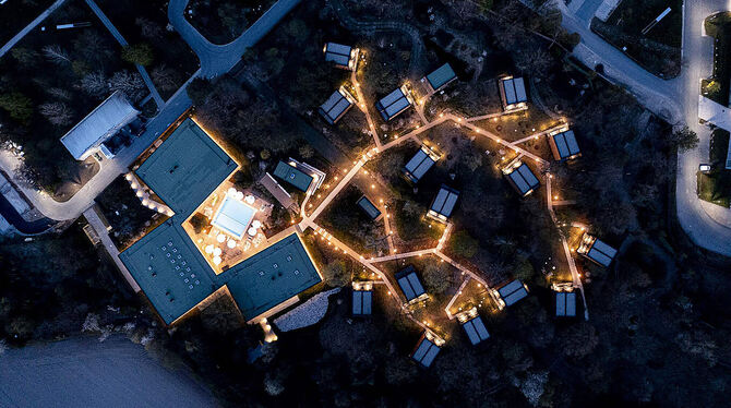 »Home Ground« aus der Vogelperspektive: Die Players Lounge und die Appartments der Spieler.  FOTOS: CHARISIUS/DPA/ADIDAS