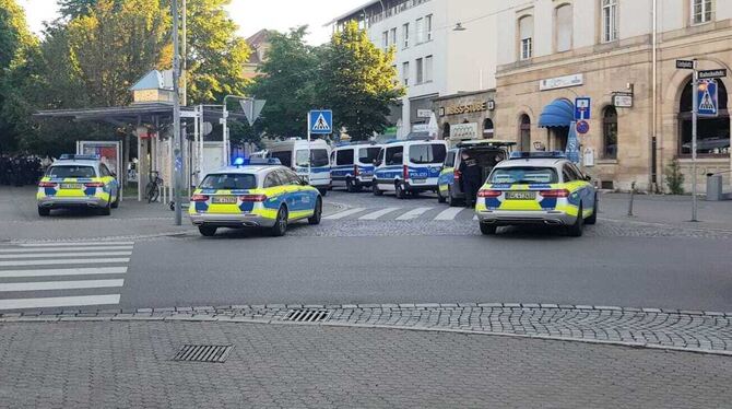 Ungewöhnliche Polizeipräsenz am Bahnhof Reutlingen. Die Kriminalität ist dort im Jahr 2022 nur gering gestiegen.